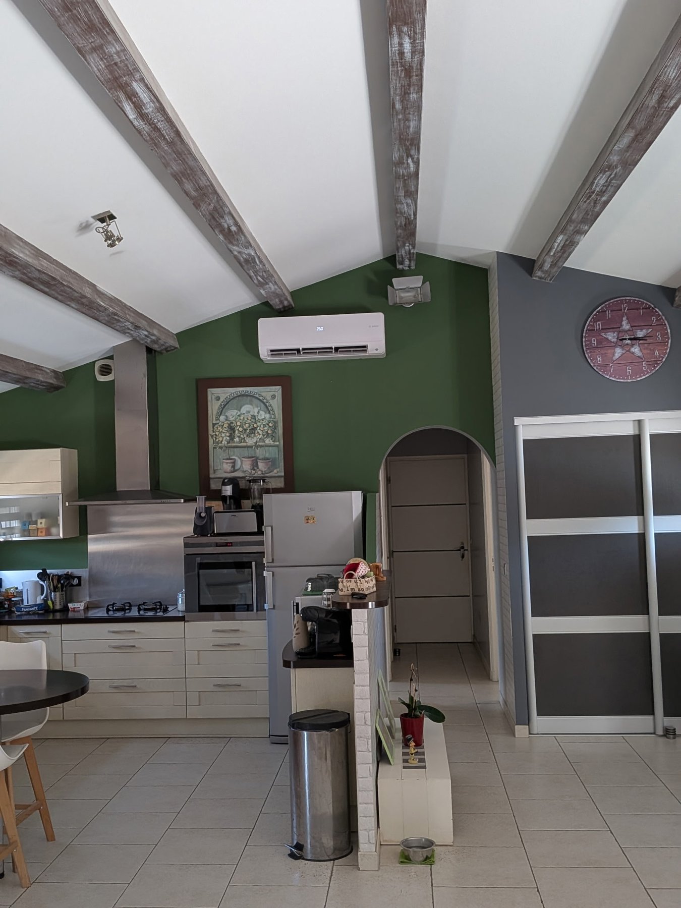 Climatisation réversible installée dans une cuisine ouverte