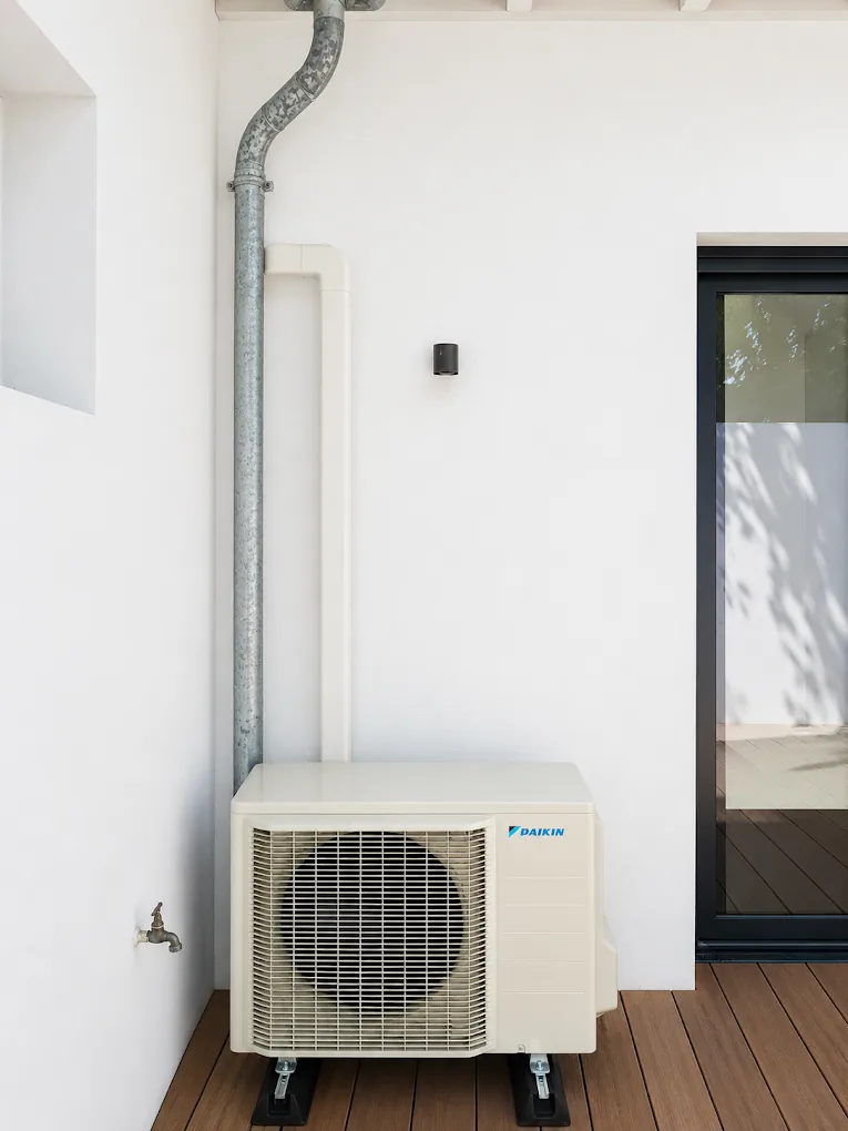 Unité extérieure de climatisation installée sur une terrasse