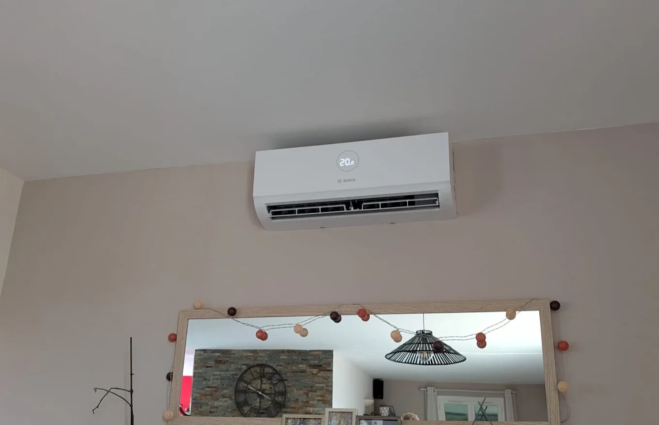 Salon confortable équipé d'une climatisation réversible