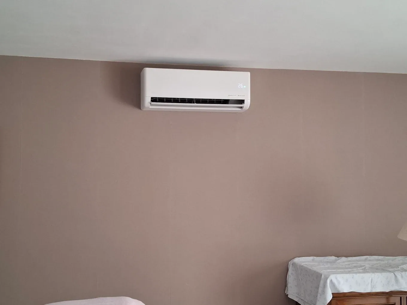 Climatisation réversible installée dans une chambre