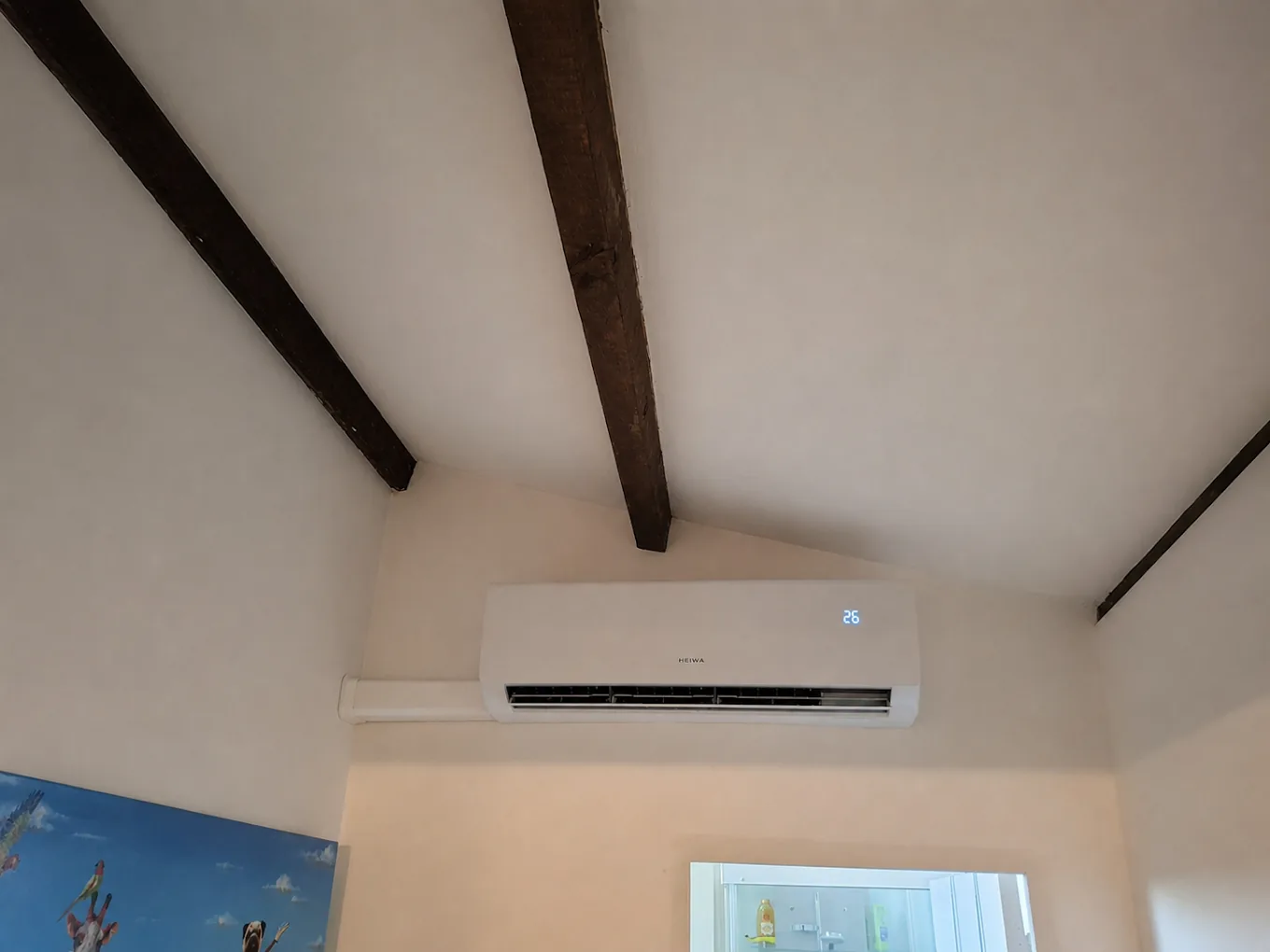 Climatisation réversible installée sous une charpente apparente