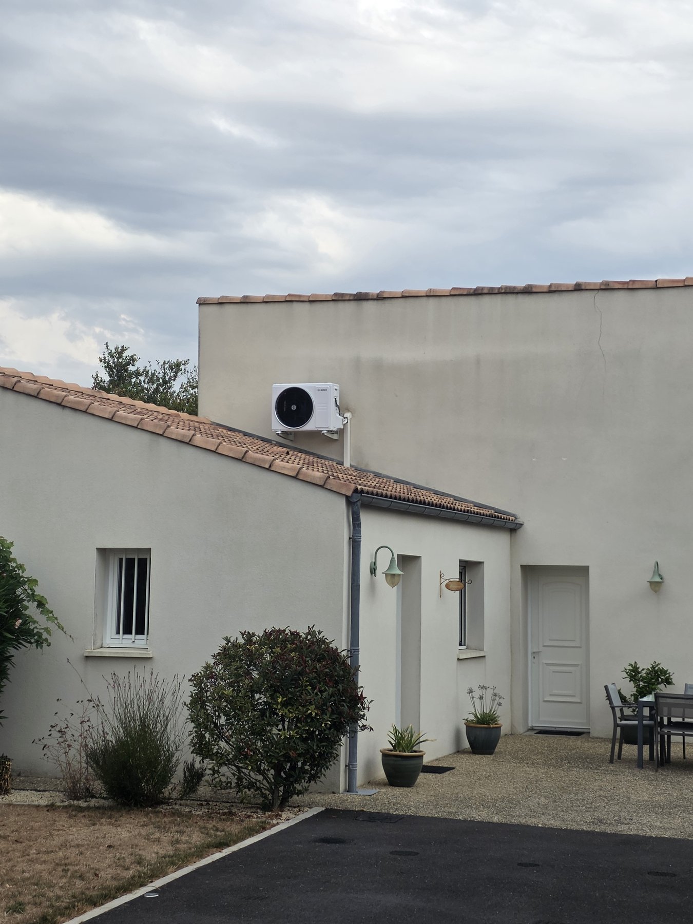 Unité extérieure de climatisation installée en façade