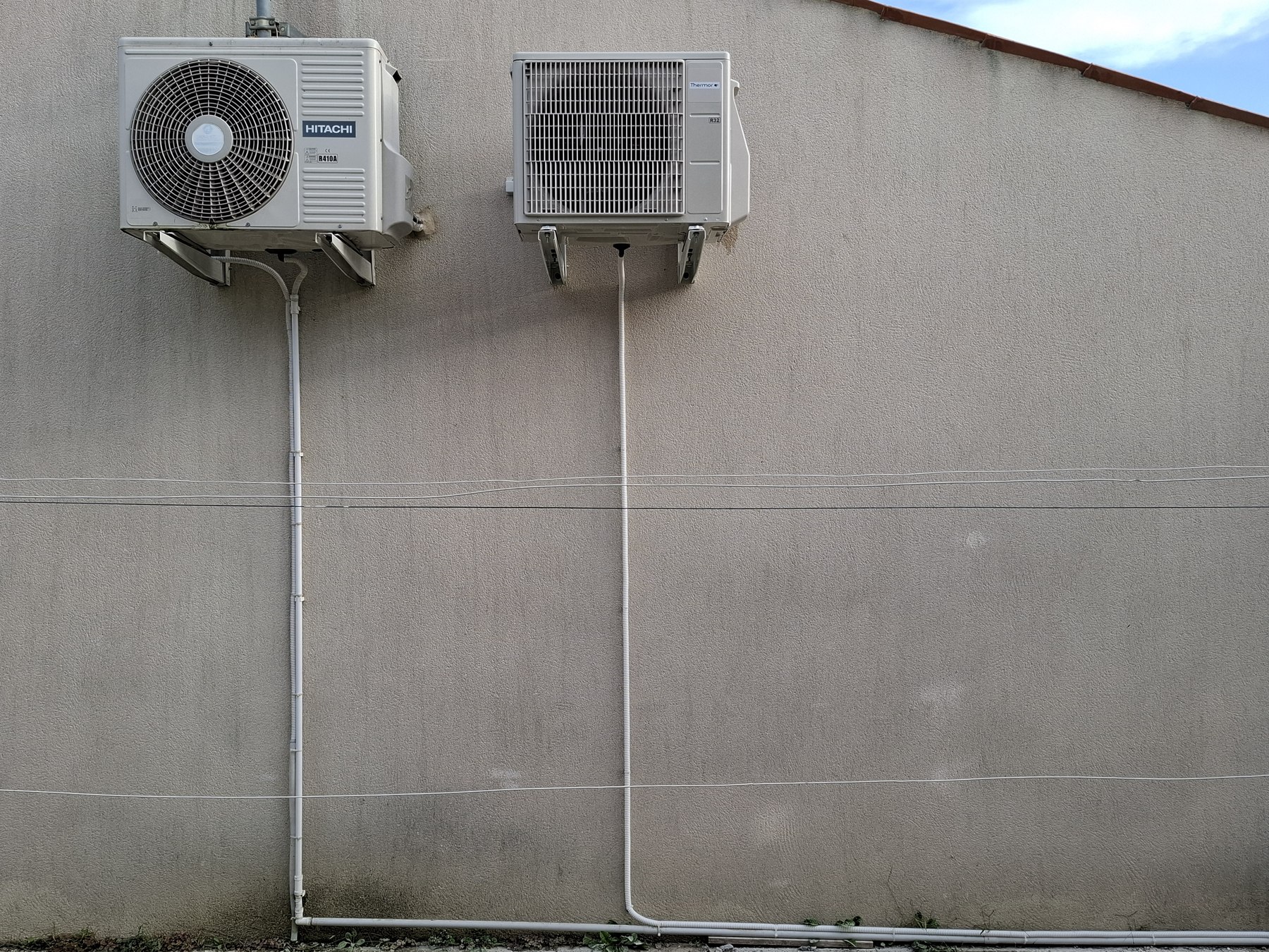 Deux unités extérieures de climatisation installées côte à côte sur une façade