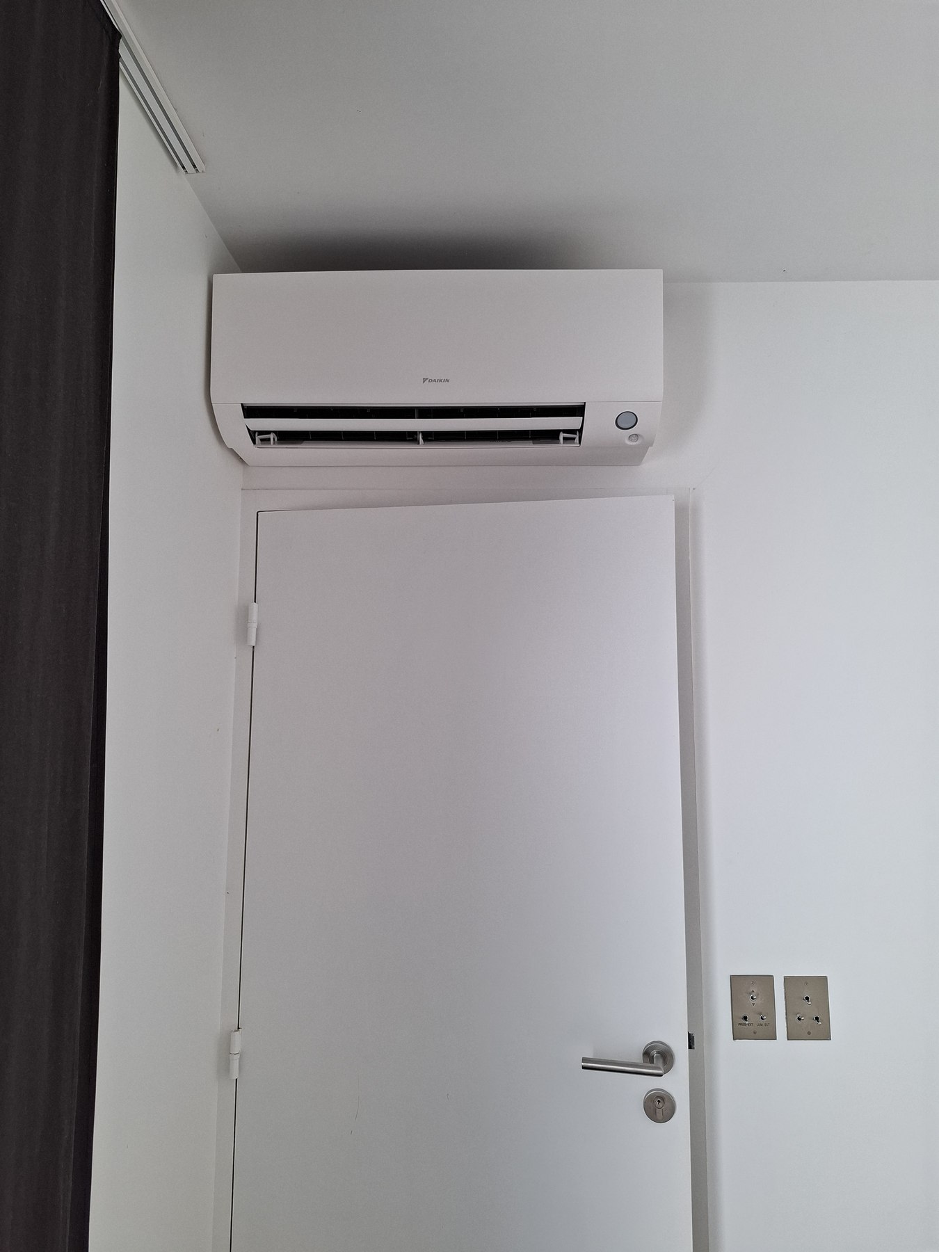Climatisation réversible Daikin installée dans un angle de pièce