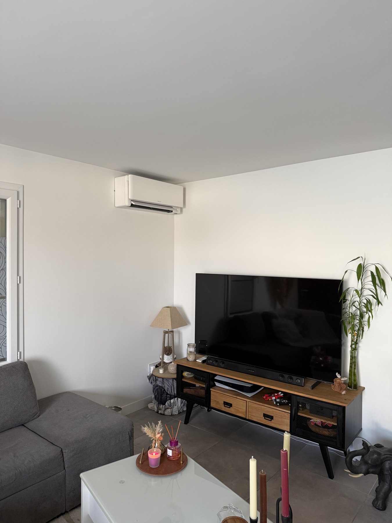 Climatisation réversible installée dans un salon