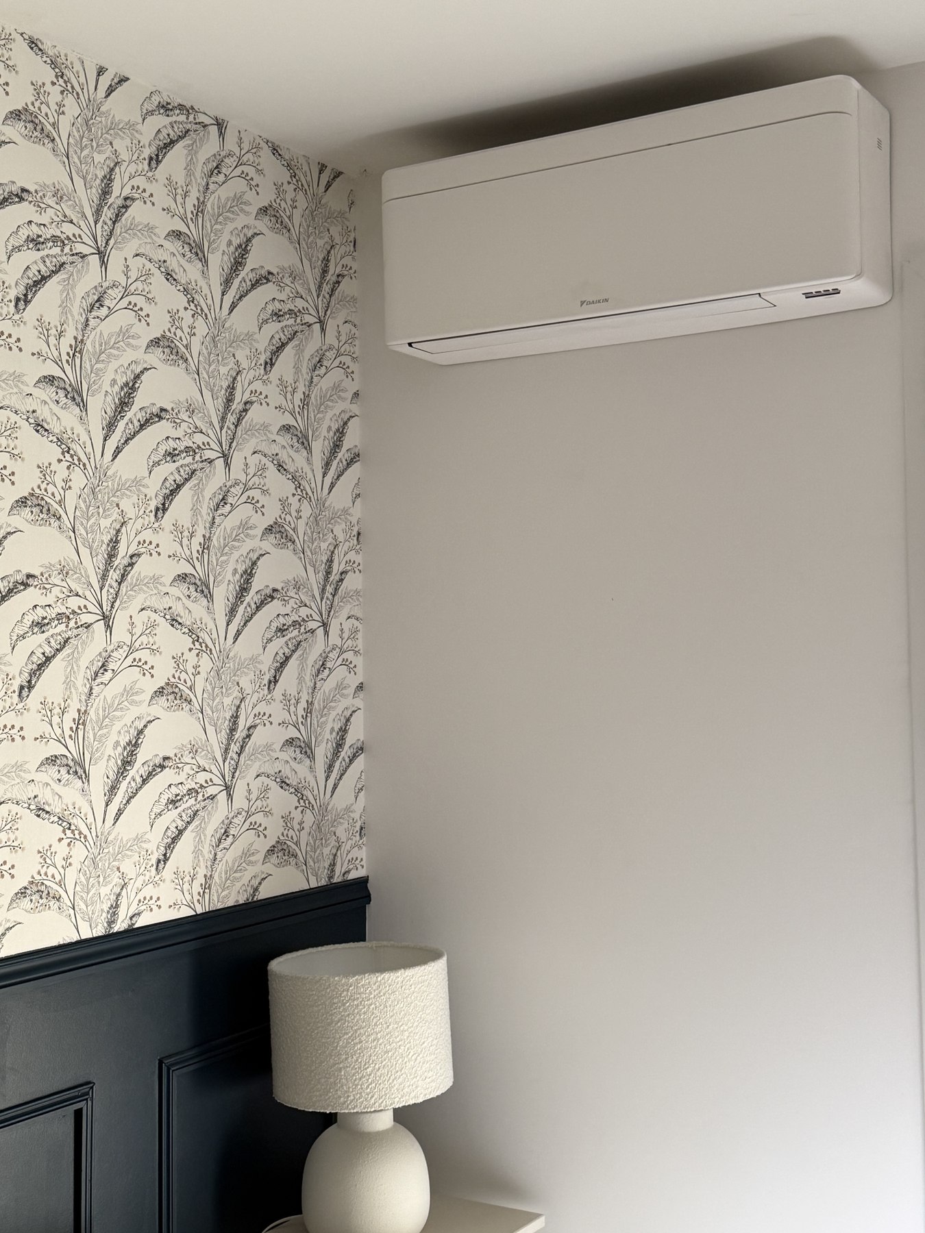 Climatisation réversible installée dans une chambre