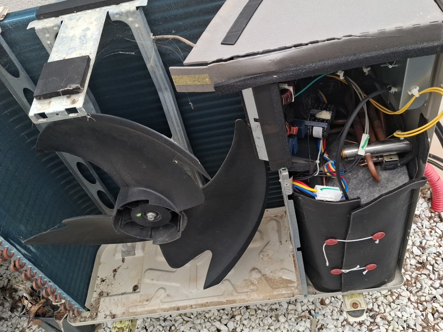 Ventilateur d'une unité extérieure démonté pour réparation