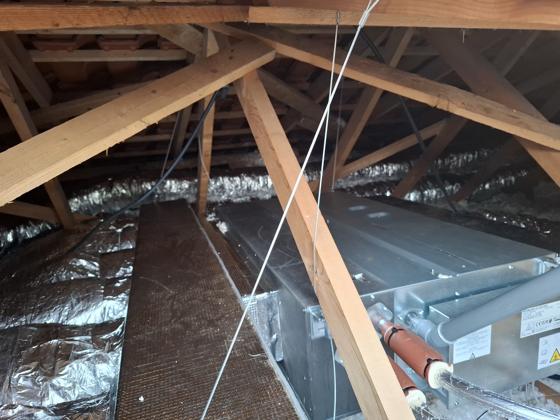 Unité de climatisation gainable installée en combles