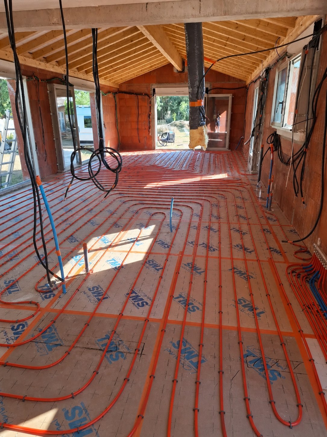 Réseau de tuyaux d'un plancher chauffant posé au sol avant coulage
