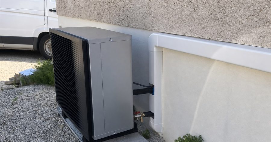 Unité extérieure d'une pompe à chaleur air/eau installée sur chantier